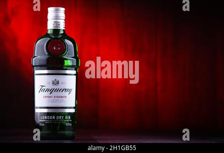 POZNAN, POL - 26. JUN 2020: Flasche Tanqueray, eine Marke von Gin, die von Diageo plc produziert und weltweit vermarktet wird Stockfoto