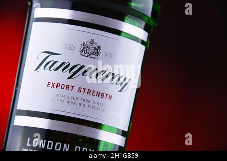 POZNAN, POL - 26. JUN 2020: Flasche Tanqueray, eine Marke von Gin, die von Diageo plc produziert und weltweit vermarktet wird Stockfoto