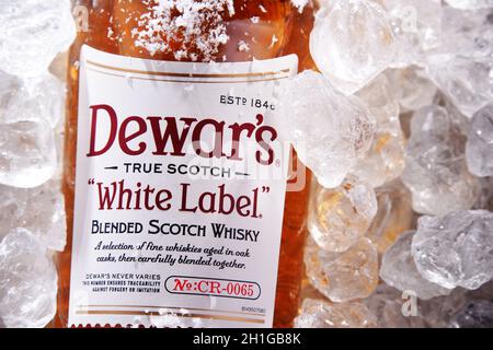 POZNAN, POL - 18. JUN 2020: Bottle of Dewars, eine Marke von Whisky im Besitz von Bacardi, dem weltweit am meisten ausgezeichneten Blended Scotch Stockfoto