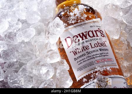 POZNAN, POL - 18. JUN 2020: Bottle of Dewars, eine Marke von Whisky im Besitz von Bacardi, dem weltweit am meisten ausgezeichneten Blended Scotch Stockfoto