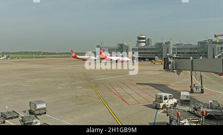 Düsseldorf, 06. Mai 2011: Zwei Flugzeuge von Air Berlin dockten am Flughafen Düsseldorf an. Stockfoto