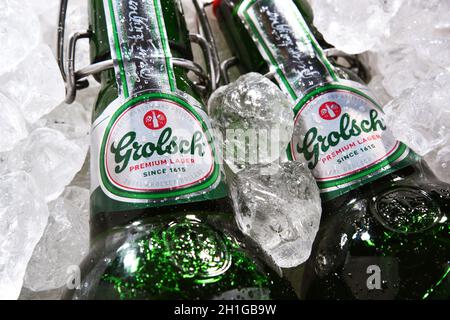 POZNAN, POL - 18. JUN 2020: Flaschen Grolsch Premium Pilsner - international bekannt als Grolsch Premium Lager, das Flaggschiff-Bier des niederländischen Grolsch Br Stockfoto