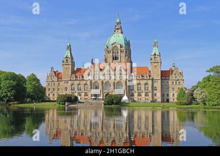 Hannover, 05. Mai 2011: Neues Rathaus Rathaus Regierungsgebäude und See Reflexion in Hannover, Deutschland. Stockfoto