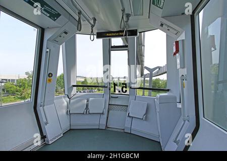 Düsseldorf, Deutschland - 06. Mai 2011: Erhöhter Mono Rail Sky Train Kabine Innenraum ohne Fahrer am Flughafen in Düsseldorf, Deutschland. Stockfoto