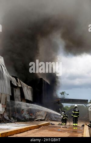 sao sebastiao do Passe, bahia/brasilien - 31. Mai 2019: Mitglieder der Feuerwehr werden bei einem Brand in einer Fabrik in der Stadt Sao Sebastiao gesehen Stockfoto