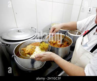 salvador, bahia / brasilien - 22. märz 2019: Caruru, typisches Essen aus Bahia, bestehend aus Okra, Reis, Huhn, Garnelen, Bohnen und Palmöl. Stockfoto