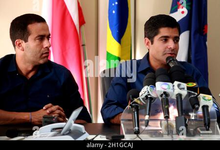 salvador, bahia / brasilien - 3. oktober 2016: Bruno Reis, Vizebürgermeister von Salvador, spricht mit ACM Neto, Bürgermeister, während einer Veranstaltung in der Stadt Salvador. * Stockfoto