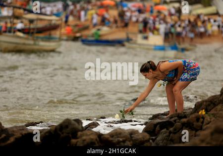 salvador, bahia / brasilien - 2. februar 2016: Am Strand von Rio Vermelho in der Stadt Salvador werden während einer Party in hono Fans von Kandomble gesehen Stockfoto