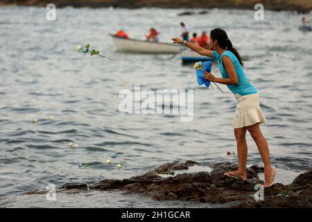 salvador, bahia / brasilien - 2. februar 2016: Am Strand von Rio Vermelho in der Stadt Salvador werden während einer Party in hono Fans von Kandomble gesehen Stockfoto