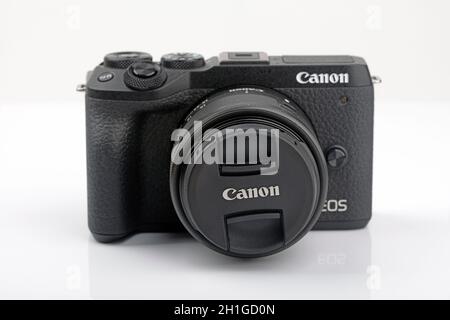 WETZLAR, Deutschland 2020 04 11: CANON EOS M6 Mark II auf weißem Hintergrund. Canon ist ein japanisches multinationales Unternehmen, das sich auf die Herstellung von Stockfoto