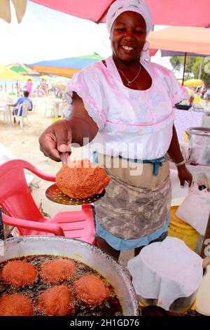 salvador, bahia / brasilien - 7. oktober 2012: Janete da Conceicao, Verkäuferin von Acaraje vom Santome Strand, im Vorort der Stadt Salvador. Stockfoto