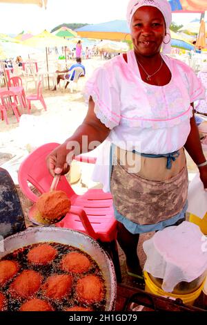 salvador, bahia / brasilien - 7. oktober 2012: Janete da Conceicao, Verkäuferin von Acaraje vom Santome Strand, im Vorort der Stadt Salvador. Stockfoto