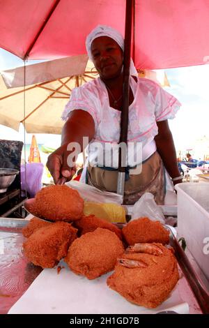 salvador, bahia / brasilien - 7. oktober 2012: Janete da Conceicao, Verkäuferin von Acaraje vom Santome Strand, im Vorort der Stadt Salvador. Stockfoto