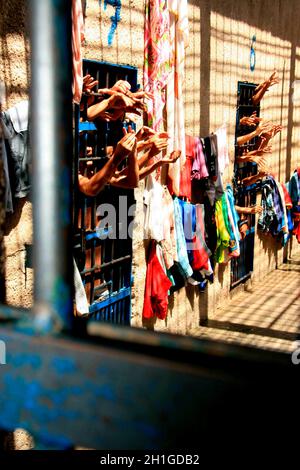 Eunapolis, bahia / brasilien - 9. dezember 2008: Gefangene werden in Zellen des öffentlichen Gefängnisses in der Stadt Eunapolis gesehen. Stockfoto