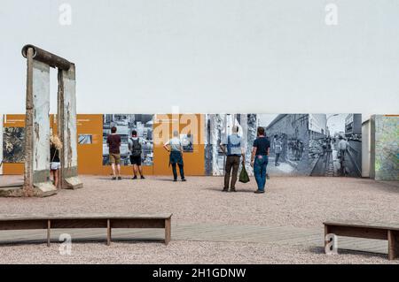 Berlin, Deutschland - 28. Mai 2017: Menschen beobachten die Ausstellung vor dem Berliner Mauermuseum / Haus am Checkpoint Charlie an der ehemaligen Grenze von Stockfoto