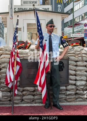 Berlin, Deutschland - 28. Mai 2017: Soldat mit Uniform der Militärpolizei am Checkpoint Charlie in Berlin. Checkpoint Charlie berühmten Passage zwischen Stockfoto