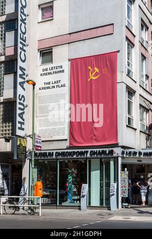 Berlin, Deutschland - 28. Mai 2017: Der letzte Kreml Flagge am Checkpoint Charlie Mauermuseum - Museum Haus-Wall Museum in Berlin, Deutschland, Europa. Stockfoto