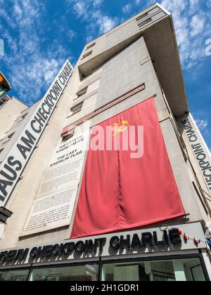 Berlin, Deutschland - 28. Mai 2017: Der letzte Kreml Flagge am Checkpoint Charlie Mauermuseum - Museum Haus-Wall Museum in Berlin, Deutschland, Europa. Stockfoto