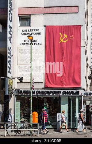 Berlin, Deutschland - 28. Mai 2017: Der letzte Kreml Flagge am Checkpoint Charlie Mauermuseum - Museum Haus-Wall Museum in Berlin, Deutschland, Europa. Stockfoto