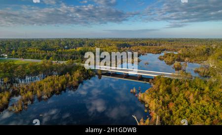 Luftaufnahme der Brücke des Highway 71 im Norden Floridas über Dead Lakes Stockfoto