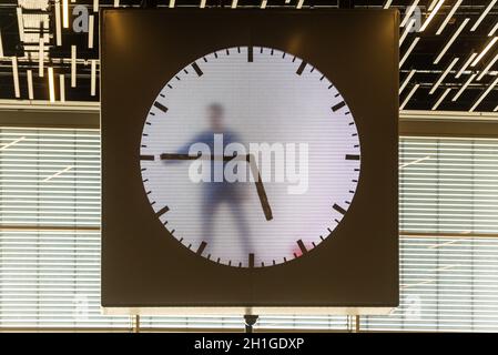 Amsterdam, Niederlande - 28 Mai, 2017: Der Flughafen Schiphol Schiphol Real Time Clock, von Maarten Baas, eine Kunst, die Uhr in der Klemme, Amsterdam Airport Stockfoto