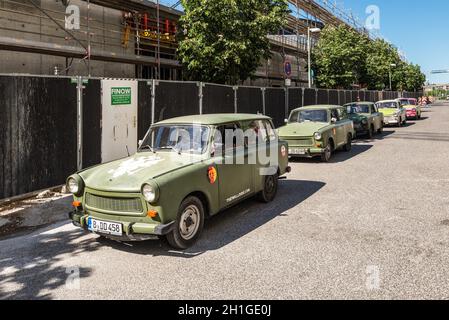 Berlin, Deutschland - 27. Mai 2017: Der Trabant Autos auf der Straße in Berlin, Deutschland geparkt. Der Trabant ist ein Auto, das von der ehemaligen DDR hergestellt wurde Stockfoto