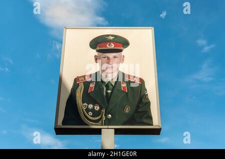 Berlin, Deutschland - 28. Mai 2017: Plakat der russischen Soldaten am Checkpoint Charlie in Berlin, Deutschland. Stockfoto