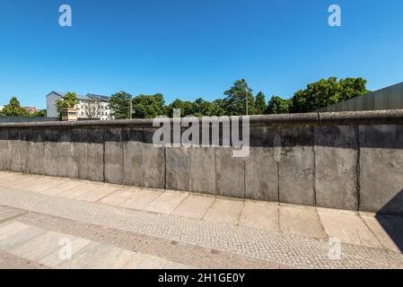 Blick auf einen Teil der ursprünglichen Ost-West Berliner Mauer, Teil der Gedenkstätte Berliner Mauer, Ost-Berlin, Deutschland Stockfoto