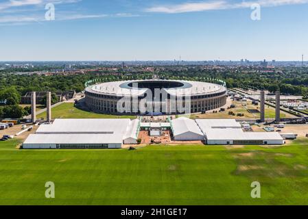 Berlin, Deutschland - 28. Mai 2017: Luftaufnahme des Olympia Stadions, den olympischen Sommerspielen 1936 gebaut. Von der Spitze des Turms im Olympischen genommen Stockfoto