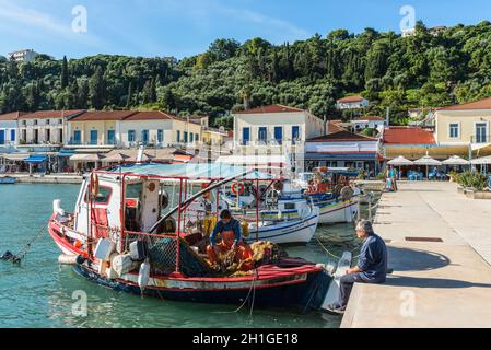 Katakolo, Griechenland - 11. November 2019: Griechische Fischer bauen das Fischernetz in einem hölzernen Fischerboot im Hafen von Katakolo (Olimpia), Griechenland ab. Stockfoto