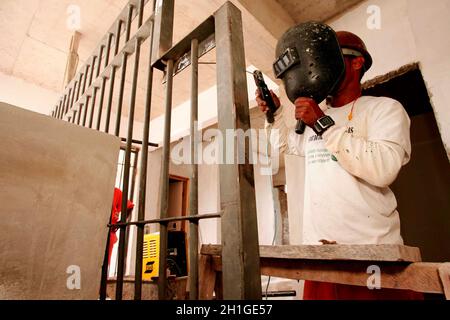 Eunapolis, bahia / brasilien - 3. Mai 2010: Schweißer arbeitet als Vister am Gitterschweißen während des Baus der Eunapolis-Stadtpräsidentschaft. Stockfoto