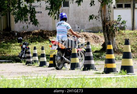 itabuna, bahia / brasilien - 12. april 2012: Fahrschüler machen einen Praxistest, um einen Nationalen Führerschein zu erhalten. Stockfoto