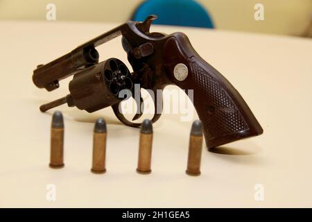 salvador, bahia / brasilien - 16. september 2013: Revolver Kaliber 38, beschlagnahmt von der Polizei bei Polizeiaktionen in der Stadt Salvador. Stockfoto