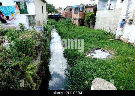 itabuna, bahia / brasilien - 23. april 2012: Corrego, wo die häusliche Abwasseranlage in der Stadt Itabuna, im Süden von Bahia, abgeladen wird. Stockfoto