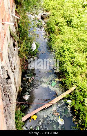 itabuna, bahia / brasilien - 23. april 2012: Corrego, wo die häusliche Abwasseranlage in der Stadt Itabuna, im Süden von Bahia, abgeladen wird. Stockfoto