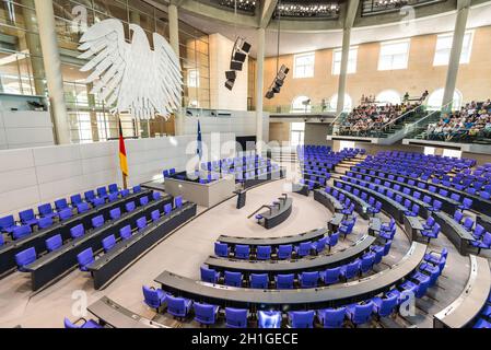 Berlin, Deutschland - 27. Mai 2017: Innenraum der Plenarsaal (Sitzungszimmer) des deutschen Parlaments (Deutscher Bundestag). Gebäude- und Tagungsraum zur Verfügung. Stockfoto