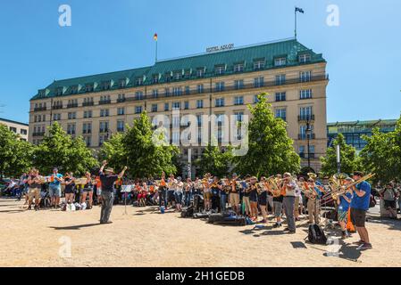 Berlin, Deutschland - 27. Mai 2017: Brass Band gibt ein Open Air Konzert am Wochenende vor dem Hotel Adlon Kempinski in Berlin Mitte, neben Stockfoto