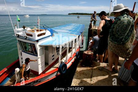 marau, bahia / brasilien - 27. dezember 2011: Schonerfahrten durch die Bucht von Camamu, die den Bezirk Barra Grande in der Gemeinde Marau verlässt, Stockfoto