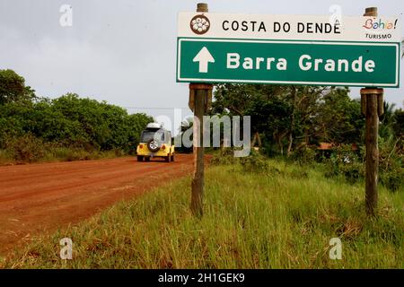 marau, bahia / brasilien - 27. dezember 2011: Zufahrtsstraße zum Barra Grande Bezirk in der Gemeinde Marau, Süd-Bahia. Stockfoto