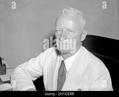 Chester William Nimitz (1885 – 1966) Flotte Admiral der United States Navy. Er spielte eine wichtige Rolle in der Marinegeschichte des Zweiten Weltkriegs als Oberbefehlshaber der US-Pazifikflotte und als Oberbefehlshaber der pazifischen Ozeangebiete und kommandierte während des Zweiten Weltkriegs alliierte Luft-, Land- und Seetruppen Stockfoto