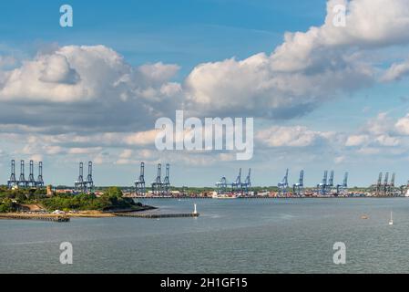 Ipswich, Suffolk, England, UK - 23. Mai 2017: Panoramablick auf den Hafen von Felixstowe mit einigen Kräne, Container und ein Containerschiff in Suffolk. Stockfoto