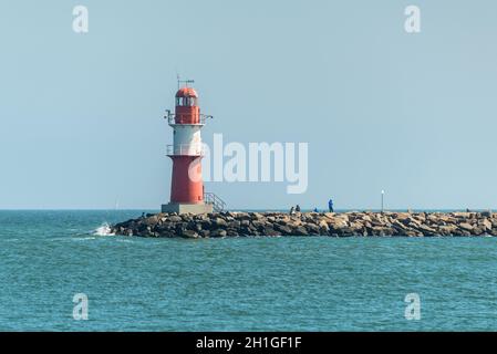 Rostock, Deutschland - 26. Mai 2017: Ansicht mit Leuchtturm und Ostsee bei Warnemünde, Rostock, Mecklenburg-Vorpommern, Deutschland. Stockfoto