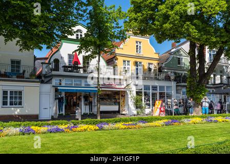 Rostock, Deutschland - 26. Mai 2017: Am Strom die Promenade am Alten Strom in Warnemünde, Hansestadt Rostock, Mecklenburg-Vorpommern, Germ Stockfoto