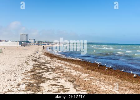 Rostock, Deutschland - 26. Mai 2017: Waterfront Promenade am Strand von Warnemünde, Rostock, Mecklenburg-Vorpommern, Deutschland. Stockfoto