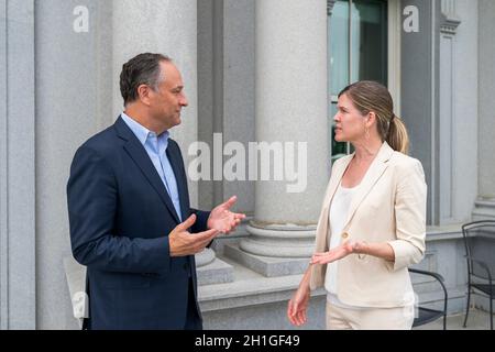 Washington, Vereinigte Staaten von Amerika. 03. August 2021. US-zweiter Gentleman Douglas Emhoff, links, und seine Stabschef Julie Mason treffen sich draußen auf dem Balkon im Eisenhower Executive Office Building im Weißen Haus 3. August 2021in Washington, D.C. Quelle: Cameron Smith/White House Foto/Alamy Live News Stockfoto