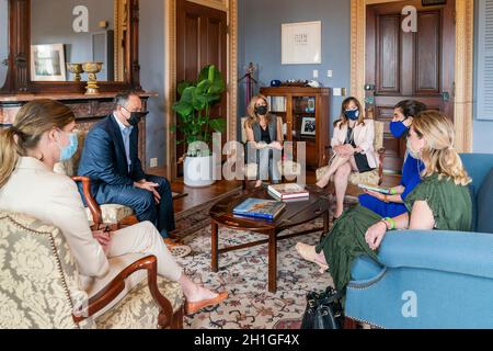 Washington, Vereinigte Staaten von Amerika. 03. August 2021. US-zweiter Gentleman Douglas Emhoff, links, trifft sich mit Luci Baines Johnson und Lynda Johnson Robb in seinem Büro im Eisenhower Executive Office Building im Weißen Haus 3. August 2021in Washington, D.C. Quelle: Katie Ricks/White House Foto/Alamy Live News Stockfoto