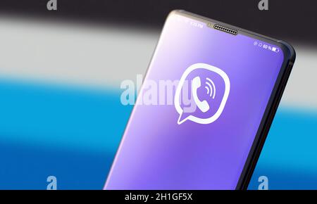 KIEW, UKRAINE-JUNI 2020: VIBER. Studioaufnahme des Smartphones mit Viber Mobile Anwendung auf unscharfem Rücken. Stockfoto