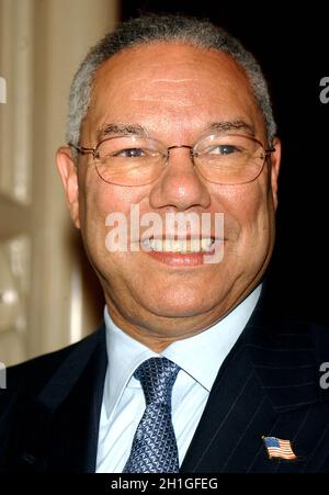 COLIN POWELL (5. April 1937 - 18. Oktober 2021) war ein amerikanischer Politiker, Diplomat und vier-Sterne-General, der von 2001 bis 2005 als 65. Als 16. Nationaler Sicherheitsberater der Vereinigten Staaten von 1987 bis 1989 und als 12. Vorsitzender der Joint Chiefs of Staff von 1989 bis 1993. DATEI-FOTO: 1. Januar 2011, New York, New York, USA: US-Außenminister COLIN POWELL bei einer Zeremonie, bei der er mit der Jackie Robinson Empire State Freedom Medal ausgezeichnet wurde. Quelle: Andrea Renault/ZUMA Wire/Alamy Live News Stockfoto