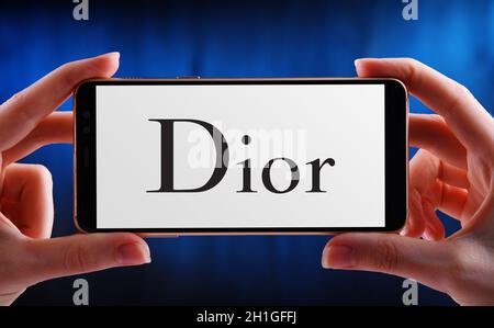 POZNAN, POL - 12. JUN 2020: Smartphone mit dem Logo von Dior, einem französischen Luxusgüterunternehmen Stockfoto