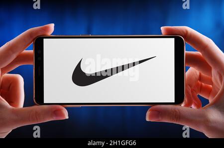 POZNAN, POL - 12. JUNI 2020: Hände halten Smartphone mit Logo von Nike, einem amerikanischen multinationalen Konzern produziert Schuhe, Kleidung, Ausrüstung Stockfoto